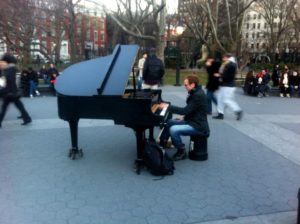 pianomusiikkia puistossa